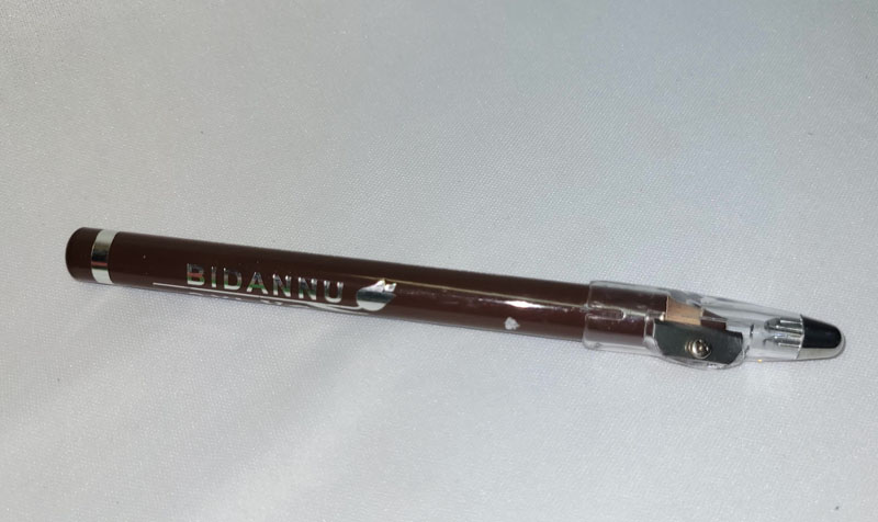 <span style='position: fixed;top: 500px;left: calc( 550px + (100vw - 600px)/2);'></span>
<table width='100%' border='0'>
  <tr>
    <td style='padding: 5px;width: 70%;background-color:#ec0d0d;vertical-align: middle;font-size:35px;height: 102px;border-radius: 20px;'>Bidannu 3xL Eye & Lip Jumbo Pencil</td>
    <td class='watch' align='center' style='position: fixed; background-image:url(assets/price.png);background-size: cover;
    font-size: 45px;
    top: 645px;
    left: calc( 460px + (100vw - 600px)/2);
    width: 245px;
    height: 200px;
    text-align: -webkit-center;
    vertical-align: middle;'><div style='padding-top: 90px;transform: rotate(7deg);'><span>10.00  R</span></div></td>    
  </tr>
</table>