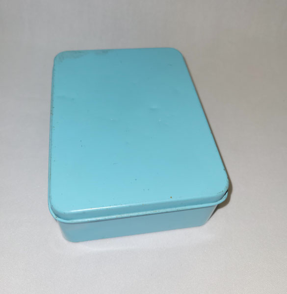 <span style='position: fixed;top: 500px;left: calc( 550px + (100vw - 600px)/2);'></span>
<table width='100%' border='0'>
  <tr>
    <td style='padding: 5px;width: 70%;background-color:#ec0d0d;vertical-align: middle;font-size:35px;height: 102px;border-radius: 20px;'>Square Metal Gift Box</td>
    <td class='watch' align='center' style='position: fixed; background-image:url(assets/price.png);background-size: cover;
    font-size: 45px;
    top: 645px;
    left: calc( 460px + (100vw - 600px)/2);
    width: 245px;
    height: 200px;
    text-align: -webkit-center;
    vertical-align: middle;'><div style='padding-top: 90px;transform: rotate(7deg);'><span>20.00  R</span></div></td>    
  </tr>
</table>