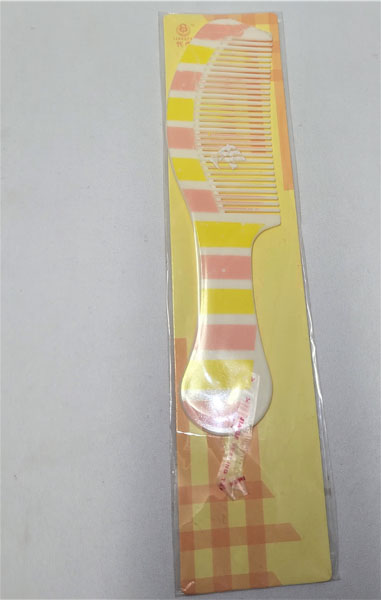 <span style='position: fixed;top: 500px;left: calc( 550px + (100vw - 600px)/2);'></span>
<table width='100%' border='0'>
  <tr>
    <td style='padding: 5px;width: 70%;background-color:#ec0d0d;vertical-align: middle;font-size:35px;height: 102px;border-radius: 20px;'>Liangzai Unique Design Comb</td>
    <td class='watch' align='center' style='position: fixed; background-image:url(assets/price.png);background-size: cover;
    font-size: 45px;
    top: 645px;
    left: calc( 460px + (100vw - 600px)/2);
    width: 245px;
    height: 200px;
    text-align: -webkit-center;
    vertical-align: middle;'><div style='padding-top: 90px;transform: rotate(7deg);'><span>5.00  R</span></div></td>    
  </tr>
</table>