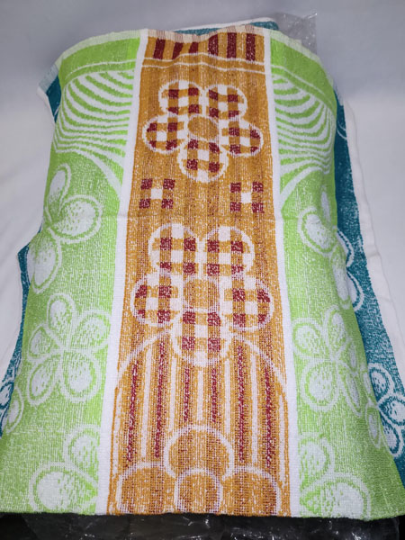 <span style='position: fixed;top: 500px;left: calc( 550px + (100vw - 600px)/2);'></span>
<table width='100%' border='0'>
  <tr>
    <td style='padding: 5px;width: 70%;background-color:#ec0d0d;vertical-align: middle;font-size:35px;height: 102px;border-radius: 20px;'>Lion Hand Towel  50*100cm</td>
    <td class='watch' align='center' style='position: fixed; background-image:url(assets/price.png);background-size: cover;
    font-size: 45px;
    top: 645px;
    left: calc( 460px + (100vw - 600px)/2);
    width: 245px;
    height: 200px;
    text-align: -webkit-center;
    vertical-align: middle;'><div style='padding-top: 90px;transform: rotate(7deg);'><span>30.00  R</span></div></td>    
  </tr>
</table>