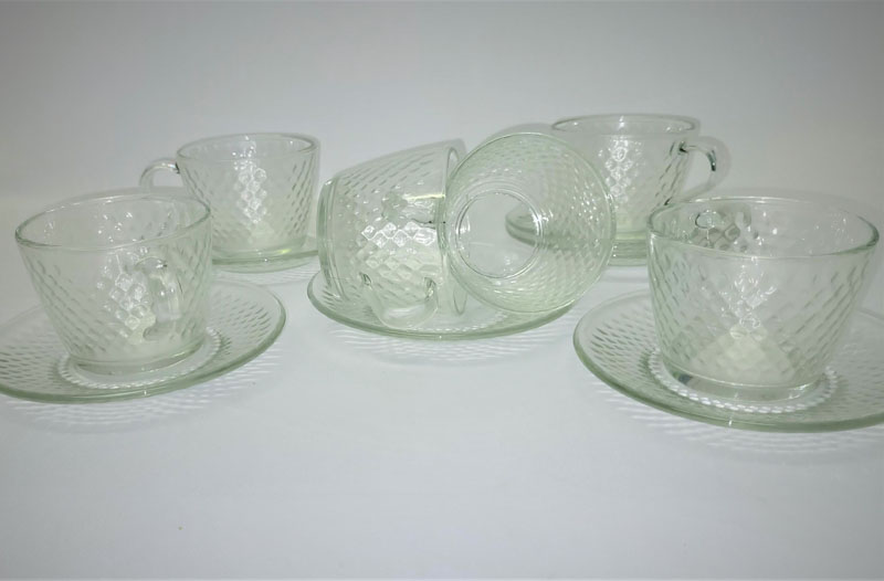 <span style='position: fixed;top: 500px;left: calc( 550px + (100vw - 600px)/2);'></span>
<table width='100%' border='0'>
  <tr>
    <td style='padding: 5px;width: 70%;background-color:#ec0d0d;vertical-align: middle;font-size:35px;height: 102px;border-radius: 20px;'>Kimglass 12 Pieces Tea Cup & Saucer</td>
    <td class='watch' align='center' style='position: fixed; background-image:url(assets/price.png);background-size: cover;
    font-size: 45px;
    top: 645px;
    left: calc( 460px + (100vw - 600px)/2);
    width: 245px;
    height: 200px;
    text-align: -webkit-center;
    vertical-align: middle;'><div style='padding-top: 90px;transform: rotate(7deg);'><span>140.00  R</span></div></td>    
  </tr>
</table>