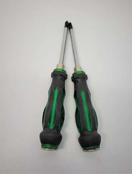 <span style='position: fixed;top: 500px;left: calc( 550px + (100vw - 600px)/2);'></span>
<table width='100%' border='0'>
  <tr>
    <td style='padding: 5px;width: 70%;background-color:#ec0d0d;vertical-align: middle;font-size:35px;height: 102px;border-radius: 20px;'>HS Tools Screwdrivers No.XCGJ-007</td>
    <td class='watch' align='center' style='position: fixed; background-image:url(assets/price.png);background-size: cover;
    font-size: 45px;
    top: 645px;
    left: calc( 460px + (100vw - 600px)/2);
    width: 245px;
    height: 200px;
    text-align: -webkit-center;
    vertical-align: middle;'><div style='padding-top: 90px;transform: rotate(7deg);'><span>16.00  R</span></div></td>    
  </tr>
</table>