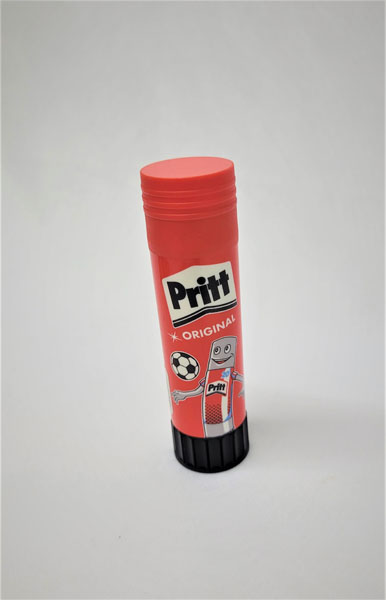 <span style='position: fixed;top: 500px;left: calc( 550px + (100vw - 600px)/2);'></span>
<table width='100%' border='0'>
  <tr>
    <td style='padding: 5px;width: 70%;background-color:#ec0d0d;vertical-align: middle;font-size:35px;height: 102px;border-radius: 20px;'>Pritt Original 43g 2459881</td>
    <td class='watch' align='center' style='position: fixed; background-image:url(assets/price.png);background-size: cover;
    font-size: 45px;
    top: 645px;
    left: calc( 460px + (100vw - 600px)/2);
    width: 245px;
    height: 200px;
    text-align: -webkit-center;
    vertical-align: middle;'><div style='padding-top: 90px;transform: rotate(7deg);'><span>45.00  R</span></div></td>    
  </tr>
</table>