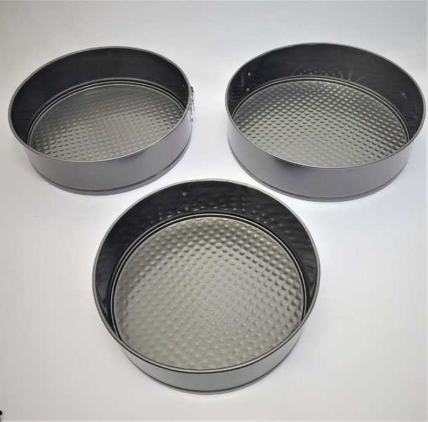 <span style='position: fixed;top: 500px;left: calc( 550px + (100vw - 600px)/2);'></span>
<table width='100%' border='0'>
  <tr>
    <td style='padding: 5px;width: 70%;background-color:#ec0d0d;vertical-align: middle;font-size:35px;height: 102px;border-radius: 20px;'>Cake Mouldes 3pcs 22cm,24cm & 26cm</td>
    <td class='watch' align='center' style='position: fixed; background-image:url(assets/price.png);background-size: cover;
    font-size: 45px;
    top: 645px;
    left: calc( 460px + (100vw - 600px)/2);
    width: 245px;
    height: 200px;
    text-align: -webkit-center;
    vertical-align: middle;'><div style='padding-top: 90px;transform: rotate(7deg);'><span>140.00  R</span></div></td>    
  </tr>
</table>