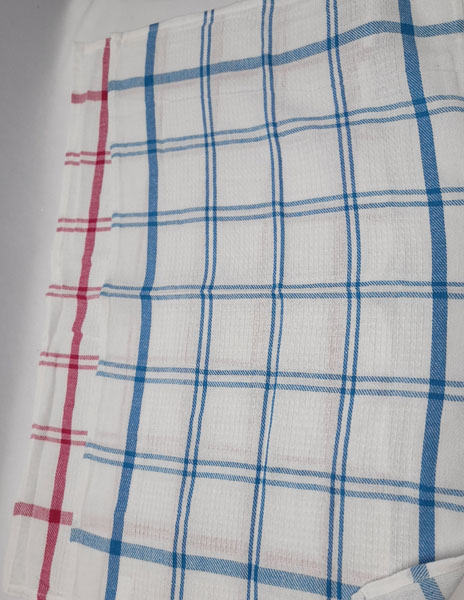 <span style='position: fixed;top: 500px;left: calc( 550px + (100vw - 600px)/2);'></span>
<table width='100%' border='0'>
  <tr>
    <td style='padding: 5px;width: 70%;background-color:#ec0d0d;vertical-align: middle;font-size:35px;height: 102px;border-radius: 20px;'>Bunty Dish Cloth 45cmx70cm</td>
    <td class='watch' align='center' style='position: fixed; background-image:url(assets/price.png);background-size: cover;
    font-size: 45px;
    top: 645px;
    left: calc( 460px + (100vw - 600px)/2);
    width: 245px;
    height: 200px;
    text-align: -webkit-center;
    vertical-align: middle;'><div style='padding-top: 90px;transform: rotate(7deg);'><span>16.00  R</span></div></td>    
  </tr>
</table>