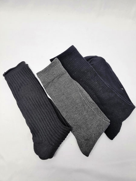 <span style='position: fixed;top: 500px;left: calc( 550px + (100vw - 600px)/2);'></span>
<table width='100%' border='0'>
  <tr>
    <td style='padding: 5px;width: 70%;background-color:#ec0d0d;vertical-align: middle;font-size:35px;height: 102px;border-radius: 20px;'>Jingyan Long Men socks</td>
    <td class='watch' align='center' style='position: fixed; background-image:url(assets/price.png);background-size: cover;
    font-size: 45px;
    top: 645px;
    left: calc( 460px + (100vw - 600px)/2);
    width: 245px;
    height: 200px;
    text-align: -webkit-center;
    vertical-align: middle;'><div style='padding-top: 90px;transform: rotate(7deg);'><span>10.00  R</span></div></td>    
  </tr>
</table>