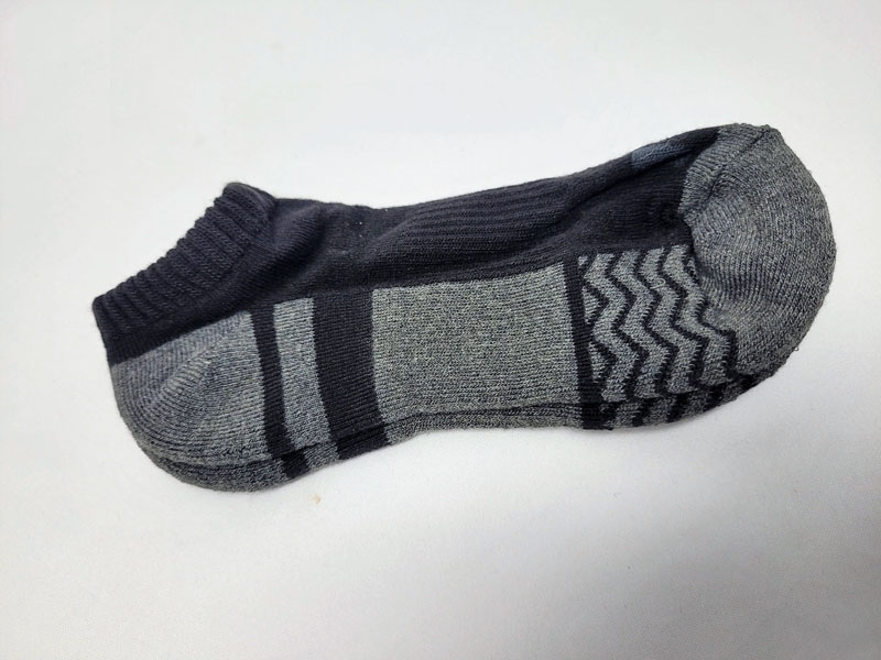 <span style='position: fixed;top: 500px;left: calc( 550px + (100vw - 600px)/2);'></span>
<table width='100%' border='0'>
  <tr>
    <td style='padding: 5px;width: 70%;background-color:#ec0d0d;vertical-align: middle;font-size:35px;height: 102px;border-radius: 20px;'>Amorarma Sport ankle socks</td>
    <td class='watch' align='center' style='position: fixed; background-image:url(assets/price.png);background-size: cover;
    font-size: 45px;
    top: 645px;
    left: calc( 460px + (100vw - 600px)/2);
    width: 245px;
    height: 200px;
    text-align: -webkit-center;
    vertical-align: middle;'><div style='padding-top: 90px;transform: rotate(7deg);'><span>12.00  R</span></div></td>    
  </tr>
</table>