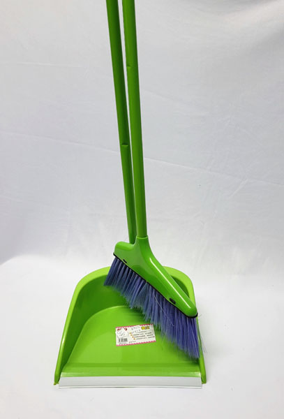 <span style='position: fixed;top: 500px;left: calc( 550px + (100vw - 600px)/2);'></span>
<table width='100%' border='0'>
  <tr>
    <td style='padding: 5px;width: 70%;background-color:#ec0d0d;vertical-align: middle;font-size:35px;height: 102px;border-radius: 20px;'>SANHE Scoop and Broom Set Item No:010</td>
    <td class='watch' align='center' style='position: fixed; background-image:url(assets/price.png);background-size: cover;
    font-size: 45px;
    top: 645px;
    left: calc( 460px + (100vw - 600px)/2);
    width: 245px;
    height: 200px;
    text-align: -webkit-center;
    vertical-align: middle;'><div style='padding-top: 90px;transform: rotate(7deg);'><span>55.00  R</span></div></td>    
  </tr>
</table>
