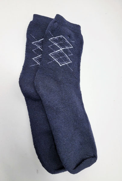 <span style='position: fixed;top: 500px;left: calc( 550px + (100vw - 600px)/2);'></span>
<table width='100%' border='0'>
  <tr>
    <td style='padding: 5px;width: 70%;background-color:#ec0d0d;vertical-align: middle;font-size:35px;height: 102px;border-radius: 20px;'>Thick Men Socks ,diamond detail</td>
    <td class='watch' align='center' style='position: fixed; background-image:url(assets/price.png);background-size: cover;
    font-size: 45px;
    top: 645px;
    left: calc( 460px + (100vw - 600px)/2);
    width: 245px;
    height: 200px;
    text-align: -webkit-center;
    vertical-align: middle;'><div style='padding-top: 90px;transform: rotate(7deg);'><span>14.00  R</span></div></td>    
  </tr>
</table>