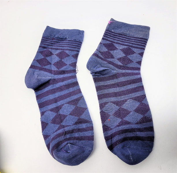 <span style='position: fixed;top: 500px;left: calc( 550px + (100vw - 600px)/2);'></span>
<table width='100%' border='0'>
  <tr>
    <td style='padding: 5px;width: 70%;background-color:#ec0d0d;vertical-align: middle;font-size:35px;height: 102px;border-radius: 20px;'>Men Socks Diamond and strip design</td>
    <td class='watch' align='center' style='position: fixed; background-image:url(assets/price.png);background-size: cover;
    font-size: 45px;
    top: 645px;
    left: calc( 460px + (100vw - 600px)/2);
    width: 245px;
    height: 200px;
    text-align: -webkit-center;
    vertical-align: middle;'><div style='padding-top: 90px;transform: rotate(7deg);'><span>10.00  R</span></div></td>    
  </tr>
</table>