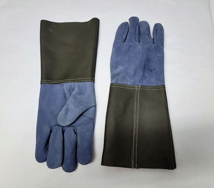<span style='position: fixed;top: 500px;left: calc( 550px + (100vw - 600px)/2);'></span>
<table width='100%' border='0'>
  <tr>
    <td style='padding: 5px;width: 70%;background-color:#ec0d0d;vertical-align: middle;font-size:35px;height: 102px;border-radius: 20px;'>Heavy Duty Gardening Gloves</td>
    <td class='watch' align='center' style='position: fixed; background-image:url(assets/price.png);background-size: cover;
    font-size: 45px;
    top: 645px;
    left: calc( 460px + (100vw - 600px)/2);
    width: 245px;
    height: 200px;
    text-align: -webkit-center;
    vertical-align: middle;'><div style='padding-top: 90px;transform: rotate(7deg);'><span>65.00  R</span></div></td>    
  </tr>
</table>