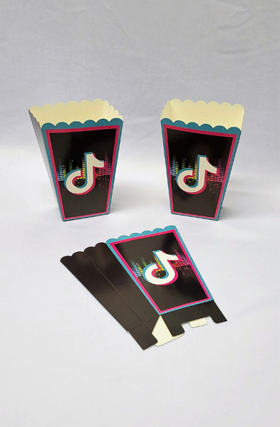 <span style='position: fixed;top: 500px;left: calc( 550px + (100vw - 600px)/2);'></span>
<table width='100%' border='0'>
  <tr>
    <td style='padding: 5px;width: 70%;background-color:#ec0d0d;vertical-align: middle;font-size:35px;height: 102px;border-radius: 20px;'>popcorn Boxes 6PC Item No:XC-DY08</td>
    <td class='watch' align='center' style='position: fixed; background-image:url(assets/price.png);background-size: cover;
    font-size: 45px;
    top: 645px;
    left: calc( 460px + (100vw - 600px)/2);
    width: 245px;
    height: 200px;
    text-align: -webkit-center;
    vertical-align: middle;'><div style='padding-top: 90px;transform: rotate(7deg);'><span>16.00  R</span></div></td>    
  </tr>
</table>