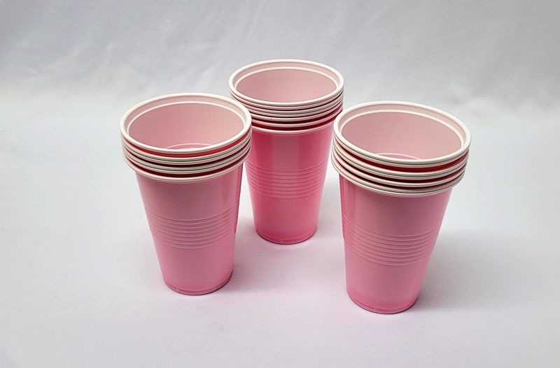 <span style='position: fixed;top: 500px;left: calc( 550px + (100vw - 600px)/2);'></span>
<table width='100%' border='0'>
  <tr>
    <td style='padding: 5px;width: 70%;background-color:#ec0d0d;vertical-align: middle;font-size:35px;height: 102px;border-radius: 20px;'>Plastic Cups Ref:500ml</td>
    <td class='watch' align='center' style='position: fixed; background-image:url(assets/price.png);background-size: cover;
    font-size: 45px;
    top: 645px;
    left: calc( 460px + (100vw - 600px)/2);
    width: 245px;
    height: 200px;
    text-align: -webkit-center;
    vertical-align: middle;'><div style='padding-top: 90px;transform: rotate(7deg);'><span>40.00  R</span></div></td>    
  </tr>
</table>