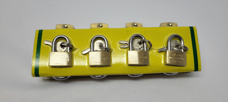 <span style='position: fixed;top: 500px;left: calc( 550px + (100vw - 600px)/2);'></span>
<table width='100%' border='0'>
  <tr>
    <td style='padding: 5px;width: 70%;background-color:#ec0d0d;vertical-align: middle;font-size:35px;height: 102px;border-radius: 20px;'>Brass Padlock Coldoor 25mmx12</td>
    <td class='watch' align='center' style='position: fixed; background-image:url(assets/price.png);background-size: cover;
    font-size: 45px;
    top: 645px;
    left: calc( 460px + (100vw - 600px)/2);
    width: 245px;
    height: 200px;
    text-align: -webkit-center;
    vertical-align: middle;'><div style='padding-top: 90px;transform: rotate(7deg);'><span>12.00  R</span></div></td>    
  </tr>
</table>