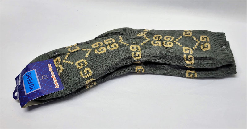 <span style='position: fixed;top: 500px;left: calc( 550px + (100vw - 600px)/2);'></span>
<table width='100%' border='0'>
  <tr>
    <td style='padding: 5px;width: 70%;background-color:#ec0d0d;vertical-align: middle;font-size:35px;height: 102px;border-radius: 20px;'>Yu Feng Fashion Home Socks Thick Fluffy Socks</td>
    <td class='watch' align='center' style='position: fixed; background-image:url(assets/price.png);background-size: cover;
    font-size: 45px;
    top: 645px;
    left: calc( 460px + (100vw - 600px)/2);
    width: 245px;
    height: 200px;
    text-align: -webkit-center;
    vertical-align: middle;'><div style='padding-top: 90px;transform: rotate(7deg);'><span>45.00  R</span></div></td>    
  </tr>
</table>