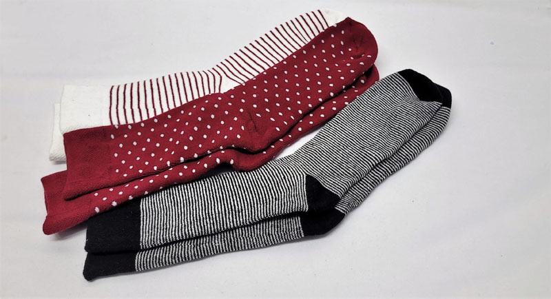 <span style='position: fixed;top: 500px;left: calc( 550px + (100vw - 600px)/2);'></span>
<table width='100%' border='0'>
  <tr>
    <td style='padding: 5px;width: 70%;background-color:#ec0d0d;vertical-align: middle;font-size:35px;height: 102px;border-radius: 20px;'>Quarter High Thick Socks</td>
    <td class='watch' align='center' style='position: fixed; background-image:url(assets/price.png);background-size: cover;
    font-size: 45px;
    top: 645px;
    left: calc( 460px + (100vw - 600px)/2);
    width: 245px;
    height: 200px;
    text-align: -webkit-center;
    vertical-align: middle;'><div style='padding-top: 90px;transform: rotate(7deg);'><span>15.00  R</span></div></td>    
  </tr>
</table>