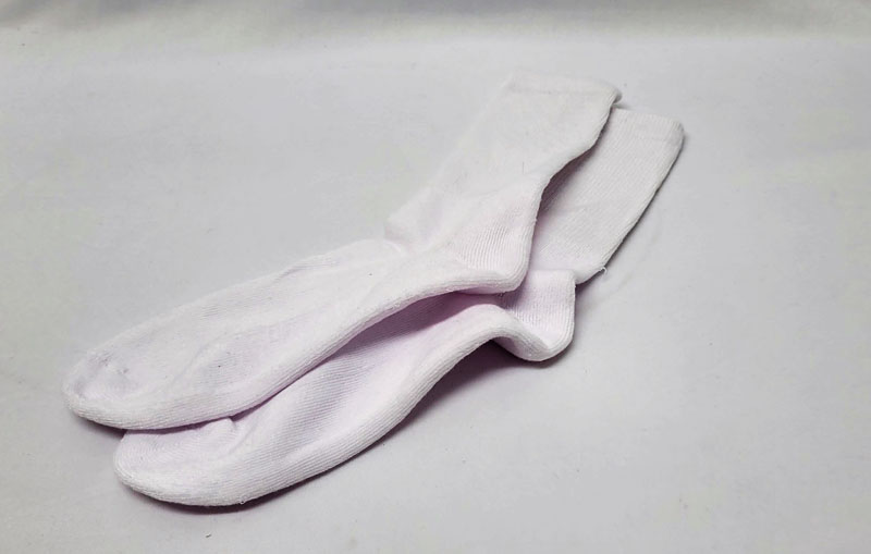 <span style='position: fixed;top: 500px;left: calc( 550px + (100vw - 600px)/2);'></span>
<table width='100%' border='0'>
  <tr>
    <td style='padding: 5px;width: 70%;background-color:#ec0d0d;vertical-align: middle;font-size:35px;height: 102px;border-radius: 20px;'>White Kiddies Ankle Socks</td>
    <td class='watch' align='center' style='position: fixed; background-image:url(assets/price.png);background-size: cover;
    font-size: 45px;
    top: 645px;
    left: calc( 460px + (100vw - 600px)/2);
    width: 245px;
    height: 200px;
    text-align: -webkit-center;
    vertical-align: middle;'><div style='padding-top: 90px;transform: rotate(7deg);'><span>12.50  R</span></div></td>    
  </tr>
</table>