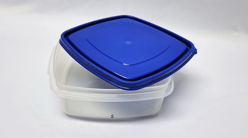 <span style='position: fixed;top: 500px;left: calc( 550px + (100vw - 600px)/2);'></span>
<table width='100%' border='0'>
  <tr>
    <td style='padding: 5px;width: 70%;background-color:#ec0d0d;vertical-align: middle;font-size:35px;height: 102px;border-radius: 20px;'>Dixie Super Storer Medium 1.5l</td>
    <td class='watch' align='center' style='position: fixed; background-image:url(assets/price.png);background-size: cover;
    font-size: 45px;
    top: 645px;
    left: calc( 460px + (100vw - 600px)/2);
    width: 245px;
    height: 200px;
    text-align: -webkit-center;
    vertical-align: middle;'><div style='padding-top: 90px;transform: rotate(7deg);'><span>20.00  R</span></div></td>    
  </tr>
</table>