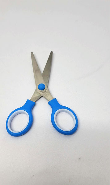 <span style='position: fixed;top: 500px;left: calc( 550px + (100vw - 600px)/2);'></span>
<table width='100%' border='0'>
  <tr>
    <td style='padding: 5px;width: 70%;background-color:#ec0d0d;vertical-align: middle;font-size:35px;height: 102px;border-radius: 20px;'>Stainless Steel School Scissors</td>
    <td class='watch' align='center' style='position: fixed; background-image:url(assets/price.png);background-size: cover;
    font-size: 45px;
    top: 645px;
    left: calc( 460px + (100vw - 600px)/2);
    width: 245px;
    height: 200px;
    text-align: -webkit-center;
    vertical-align: middle;'><div style='padding-top: 90px;transform: rotate(7deg);'><span>9.00  R</span></div></td>    
  </tr>
</table>